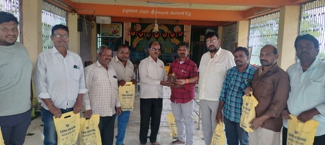 మట్టి వినాయకుల వితరణ1