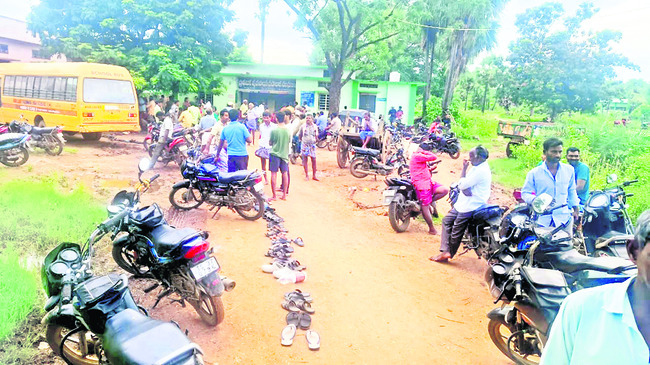 యూరియా కోసం బారులు
1