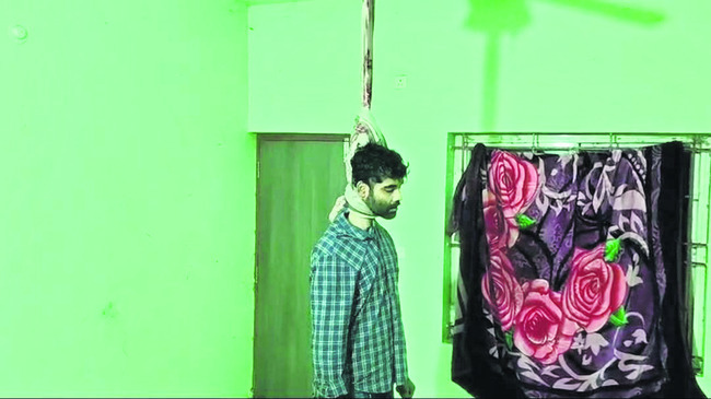 ఓఏఎస్ అధికారిని అంటూ వచ్చి ఆత్మహత్య 1