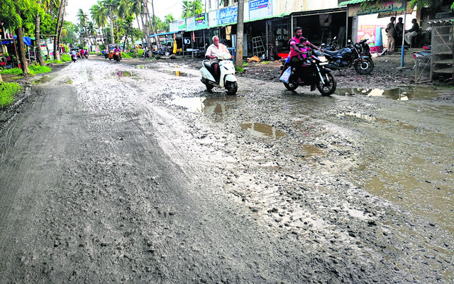 రోడ్లు ఛిద్రం.. ప్రయాణం నరకం 1