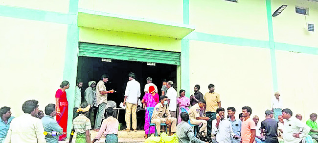 పొద్దటినుంచే బారులు 3