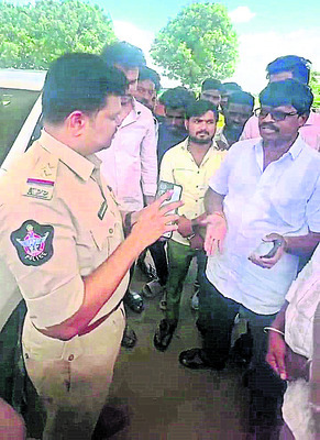 జూనియర్ ఎన్టీఆర్ అభిమానుల అరెస్టు 1
