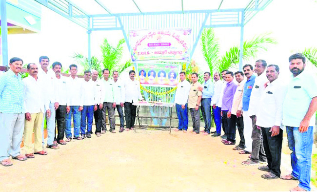 వంగిన విద్యుత్ స్తంభాలు..2