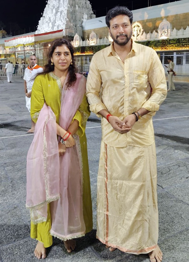 Jayam Ravi Spotted In Tirumala With Kenisha (Photos)2