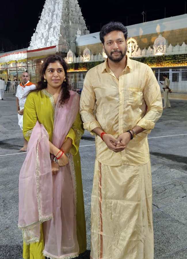 Jayam Ravi Spotted In Tirumala With Kenisha (Photos)7