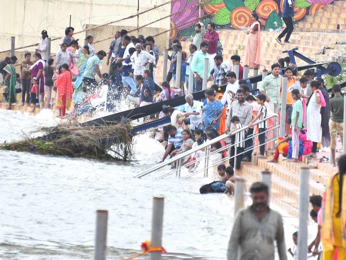 Vijayawada Praksam Barrage Floods Andhra Pradesh14