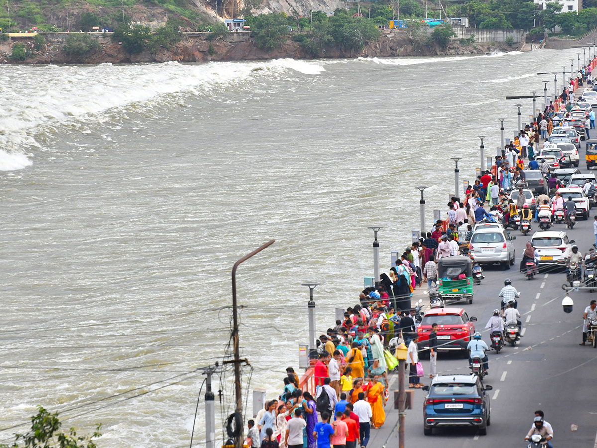 Vijayawada Praksam Barrage Floods Andhra Pradesh3