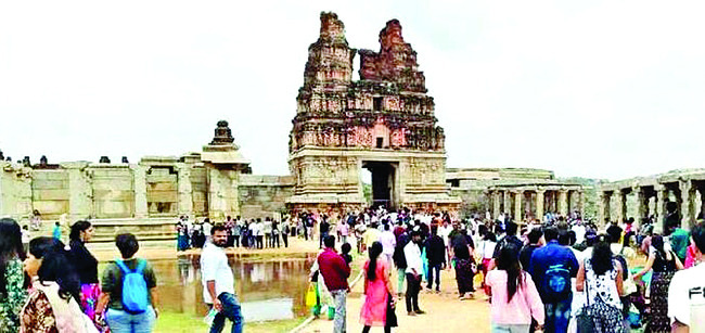 హంపీకి పోటెత్తిన పర్యాటకులు1