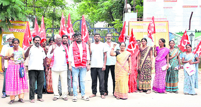 ధర్నాలతో దద్దరిల్లిన కలెక్టరేట్1
