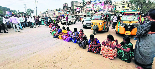 ఉద్రిక్తతల నడుమ అంత్యక్రియలు1