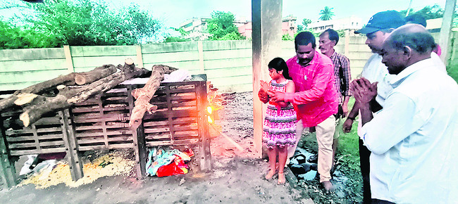ఉద్రిక్తతల నడుమ అంత్యక్రియలు2