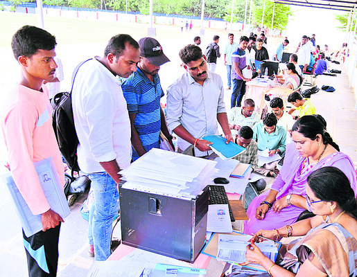 యూరియా పంపిణీపై విజిలెన్స్‌ ఆరా 1