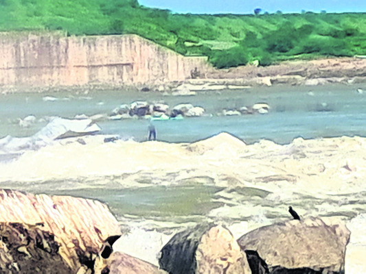 ఎస్సారెస్పీ నీటి విడుదల నిలిపివేత1