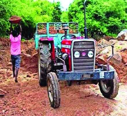 యథేచ్ఛగా ఎర్రమట్టి తవ్వకాలు1