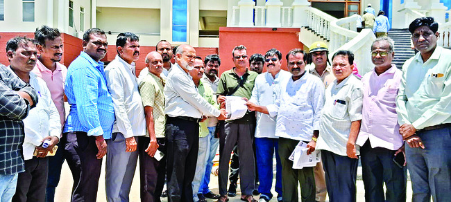 విలేకరులపై దాడులు అరికట్టండి
3