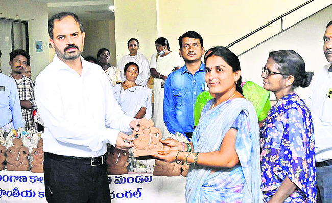 మట్టి గణపతులను పూజించాలి1