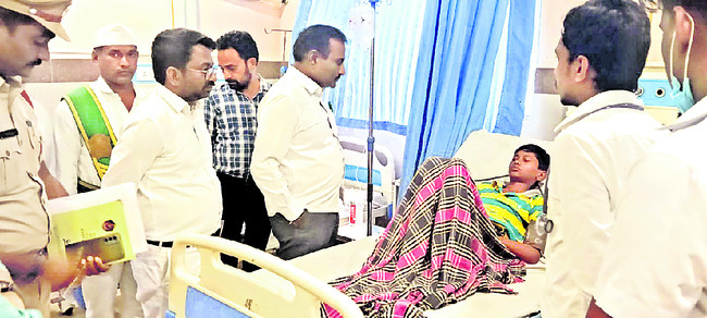 విద్యార్థులను పరామర్శించిన జడ్జిలు
1