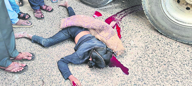 లారీ టైర్ల కింద నలిగి తండ్రీకూతురు దుర్మరణం 1