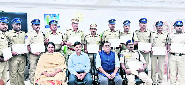 ఎన్‌ఫోర్స్‌మెంట్‌  బృందానికి అభినందన1