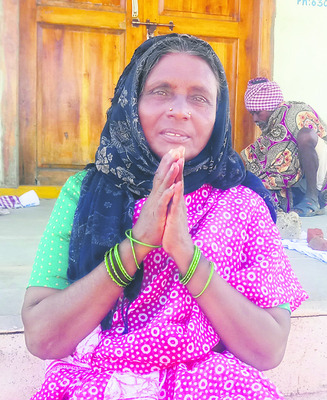 యూరియా కోసం అలసి.. సొలసి 1