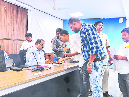 విద్యుత్ శాఖలో అవినీతిపై అధికారుల ఆరా
1