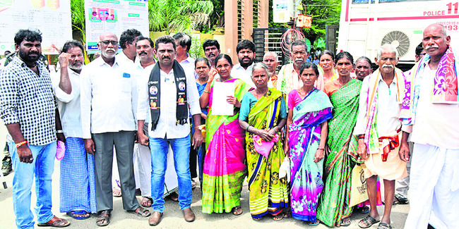 ధర్నాలతో దద్దరిల్లిన కలెక్టరేట్2