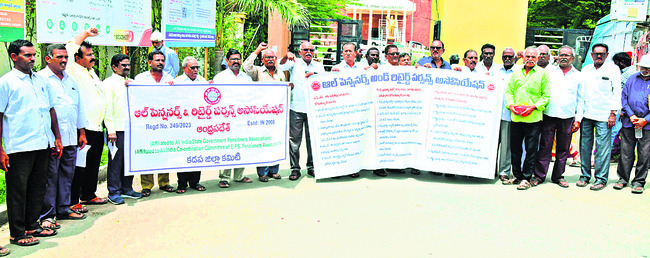 ధర్నాలతో దద్దరిల్లిన కలెక్టరేట్1