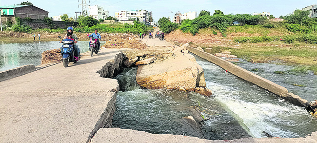 ● నగరవాసులకు కాజ్‌వే కష్టాలు ● ప్రతియేటా వరదలకు కొట్టుక1