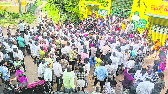 అవే బారులు.. అవే బాధలు1