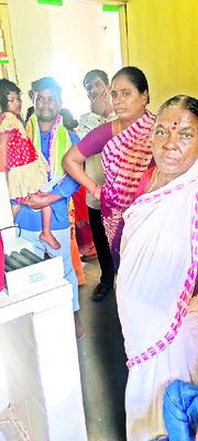 వైద్య పరీక్షల కోసం నిరీక్షణ1