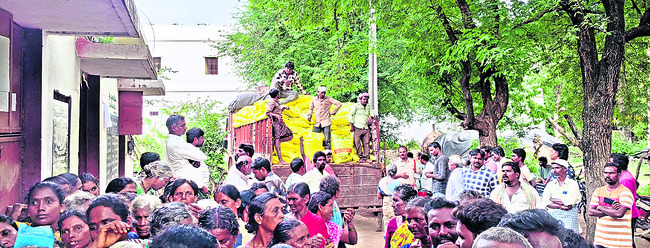 యూరియా పంపిణీలో ఉద్రిక్తత1