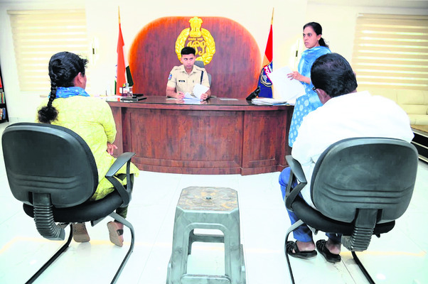 పోలీస్ గ్రీవెన్స్లో వినతుల స్వీకరణ2