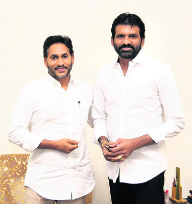జగన్ను కలిసిన కాకాణి
1