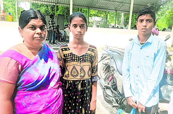 అర్జీల పరిష్కారంపై ప్రత్యేక శ్రద్ధ వహించాలి 1