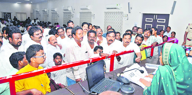 కొత్తవి ఇవ్వకపోగా..ఉన్నవి పీకేస్తున్నారు1