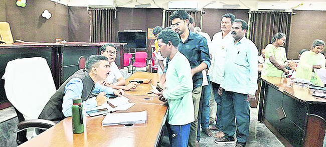 అర్జీదారుల సమస్యకు తగిన పరిష్కారం చూపండి1