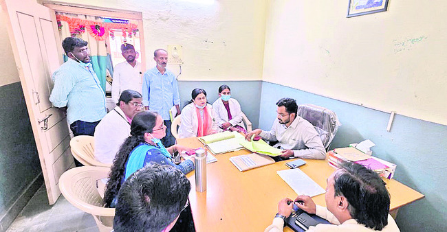 అక్రమ వ్యాపారాలపై చర్యలు తీసుకోవాలి1