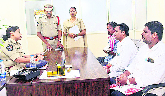 అర్జీదారుల సమస్యకు తగిన పరిష్కారం చూపండి2