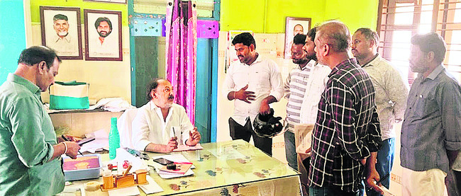 జగన్ను కలిసిన కాకాణి
2