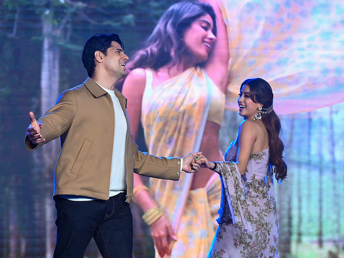 Actress Janhvi Kapoor Param Sundari Music Launch Photos1