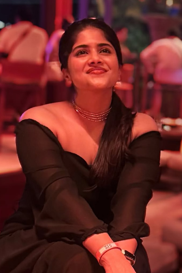 Actress Megha Akash Enjoys Thailand Vacation With Friends Photos4