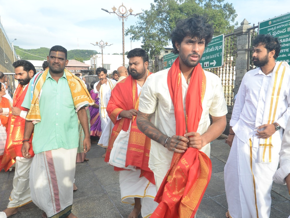 Director Venky Kudumulu, Mallidi Vassishta And Cricketer Tilak Varma Visits Tirumala Temple Photos2