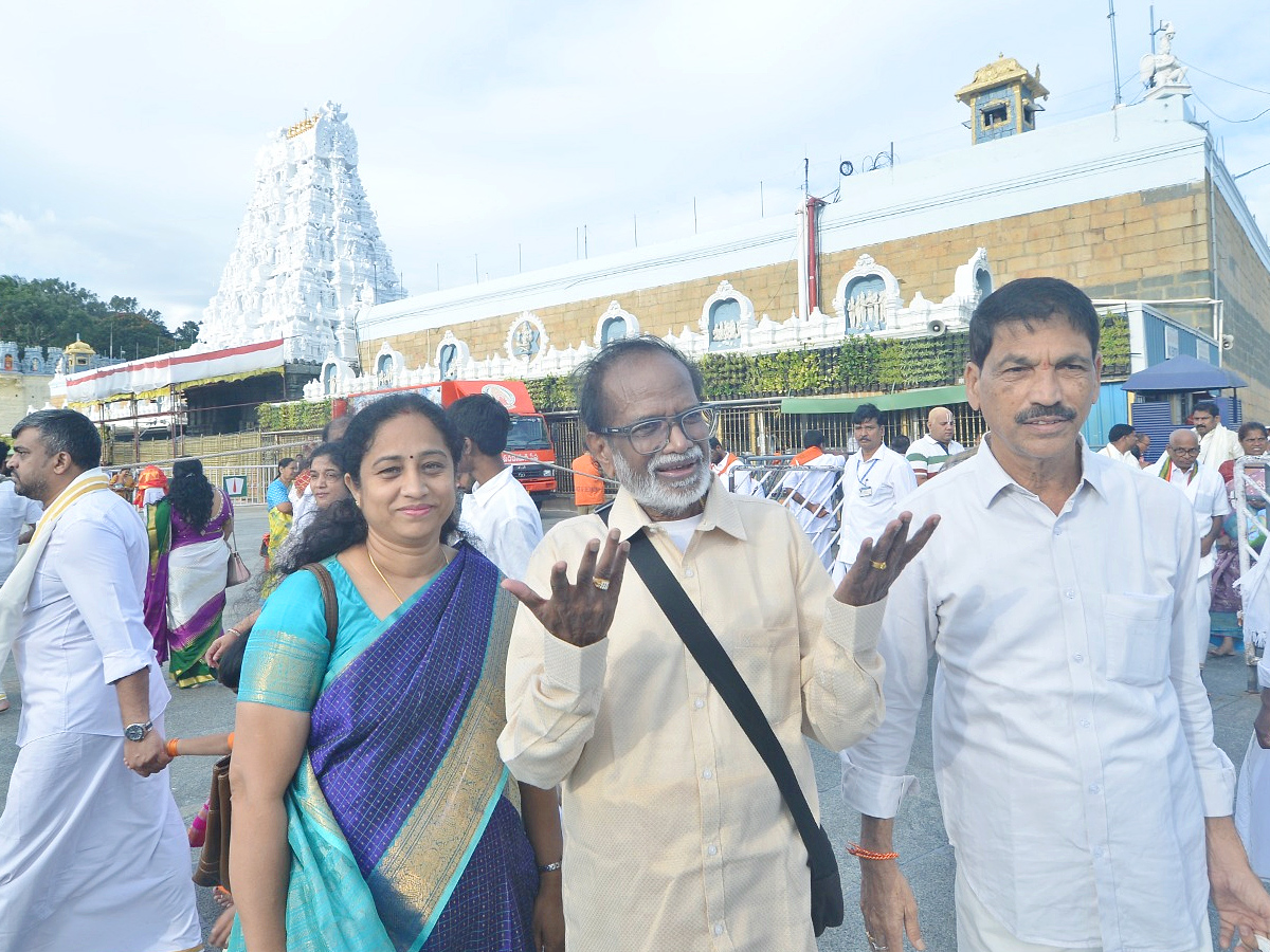 Director Venky Kudumulu, Mallidi Vassishta And Cricketer Tilak Varma Visits Tirumala Temple Photos13
