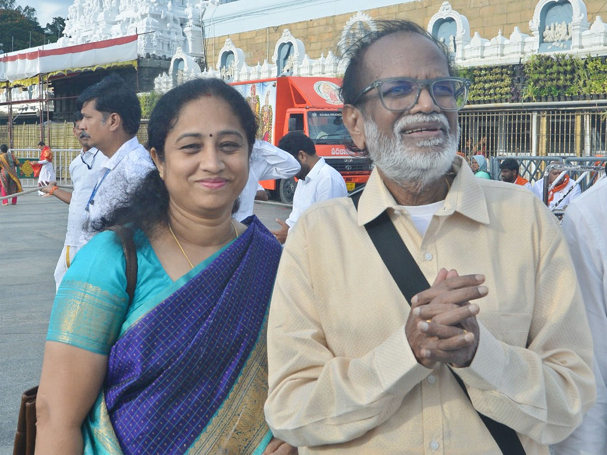 Director Venky Kudumulu, Mallidi Vassishta And Cricketer Tilak Varma Visits Tirumala Temple Photos14