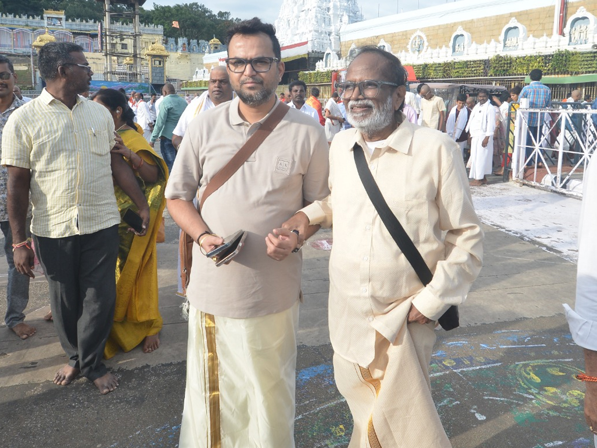 Director Venky Kudumulu, Mallidi Vassishta And Cricketer Tilak Varma Visits Tirumala Temple Photos15