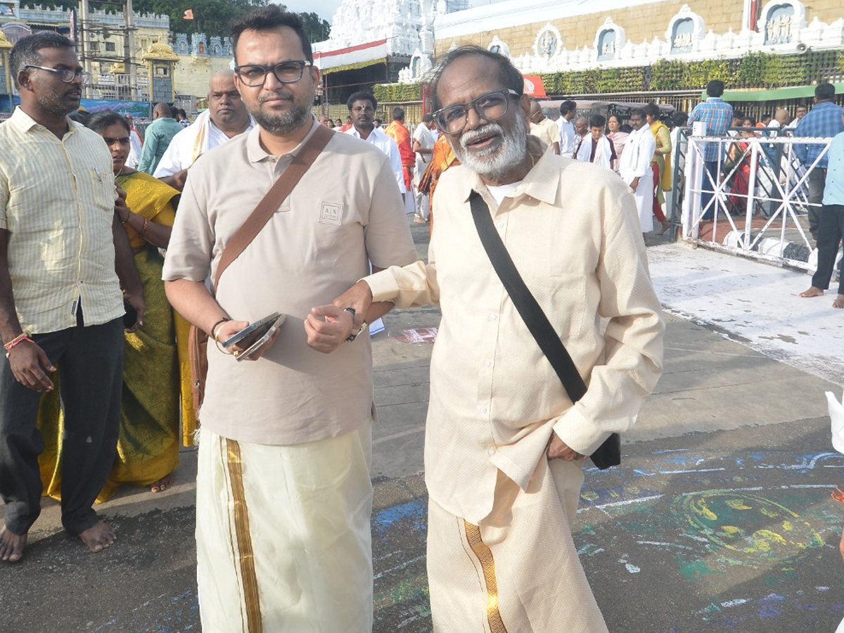 Director Venky Kudumulu, Mallidi Vassishta And Cricketer Tilak Varma Visits Tirumala Temple Photos16