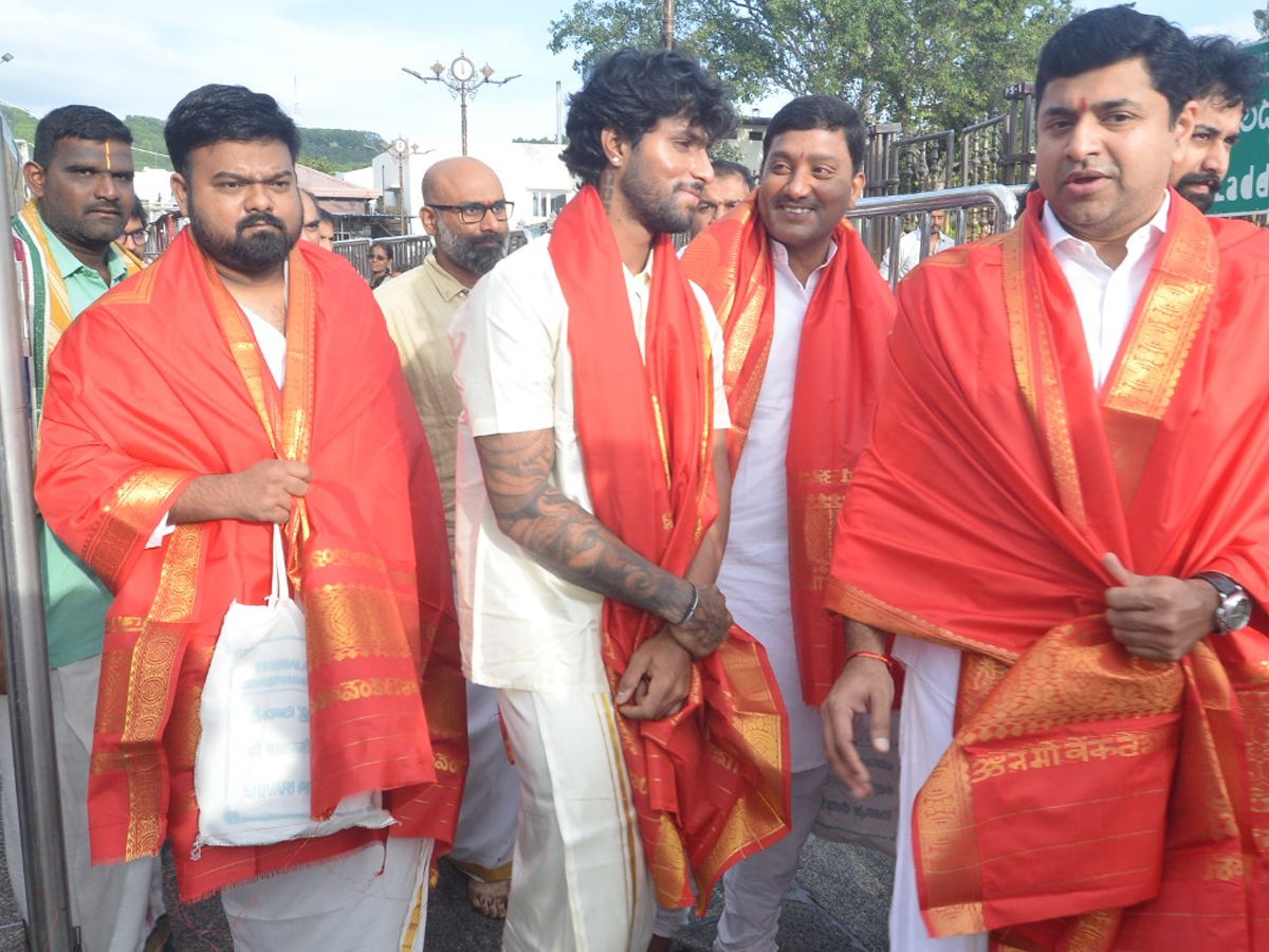 Director Venky Kudumulu, Mallidi Vassishta And Cricketer Tilak Varma Visits Tirumala Temple Photos9