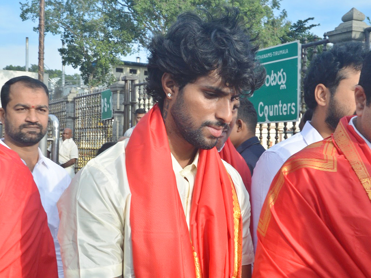 Director Venky Kudumulu, Mallidi Vassishta And Cricketer Tilak Varma Visits Tirumala Temple Photos10