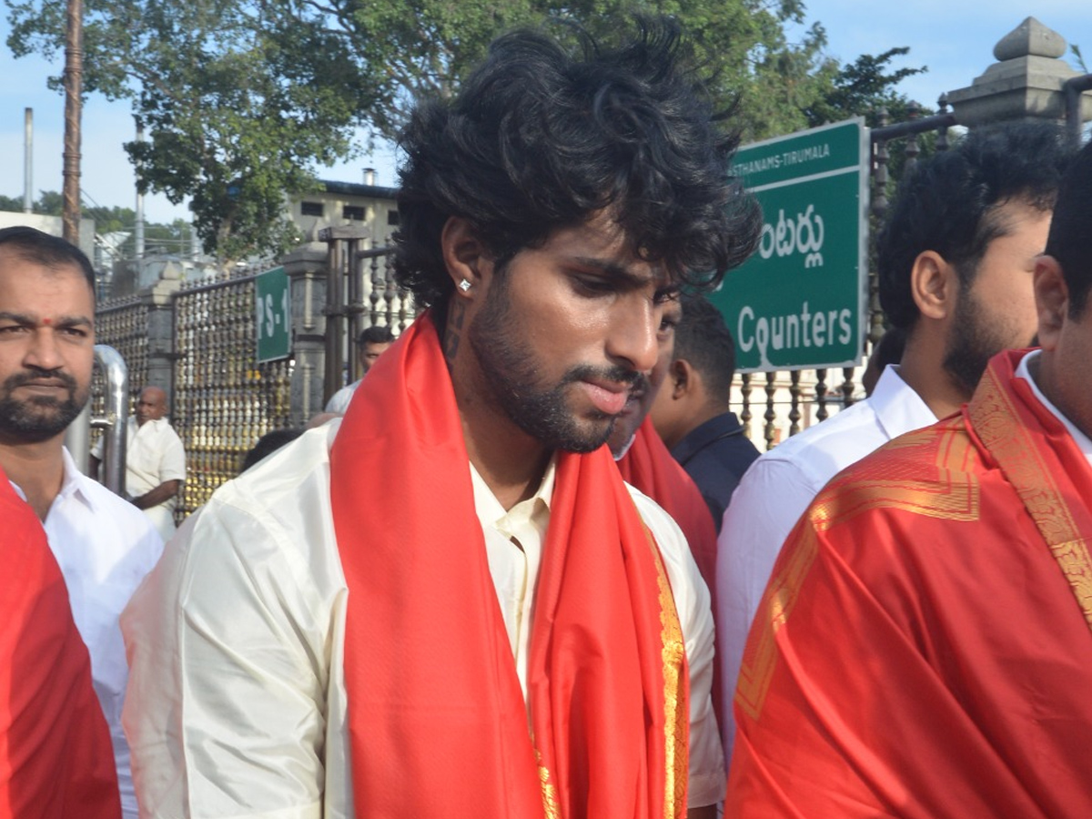 Director Venky Kudumulu, Mallidi Vassishta And Cricketer Tilak Varma Visits Tirumala Temple Photos11
