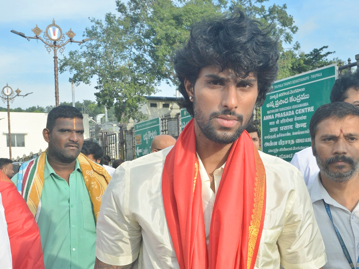 Director Venky Kudumulu, Mallidi Vassishta And Cricketer Tilak Varma Visits Tirumala Temple Photos3